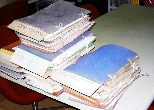 The blue folders discovered in an archive's storage depot in Bosnia-Herzegovina. | Courtesy of Max Bergholz