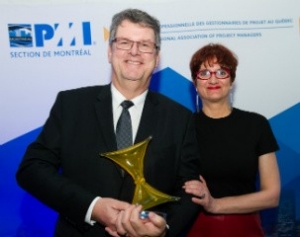 Michel Nadeau with his wife, Anne Hallée, in December 2015, holding his Elixir Gala trophy. | Photo by Marie-Andrée Blais