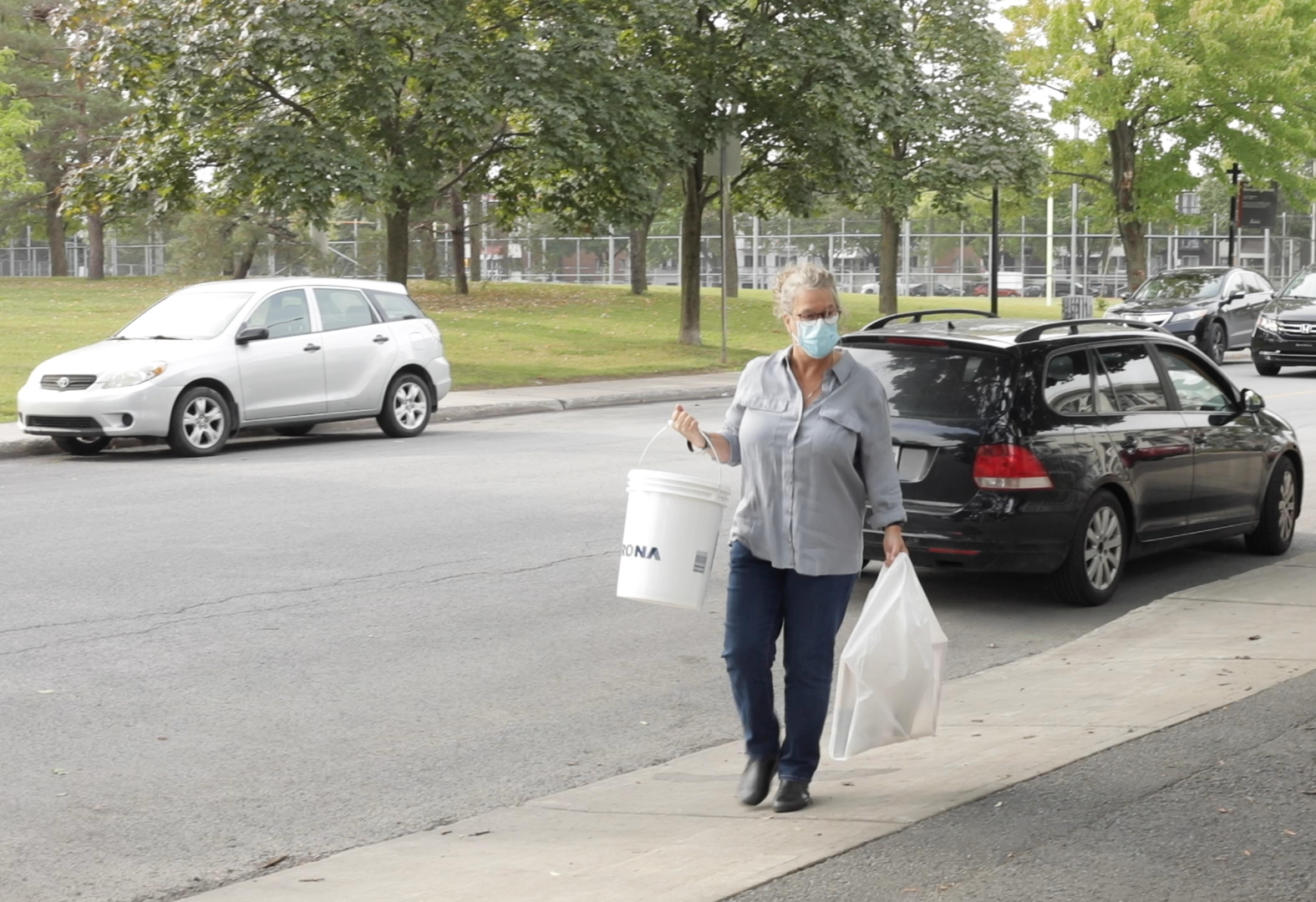 Elaine Denis delivering take-home kits to studio arts students. Elaine Denis delivering take-home kits to studio arts students.
