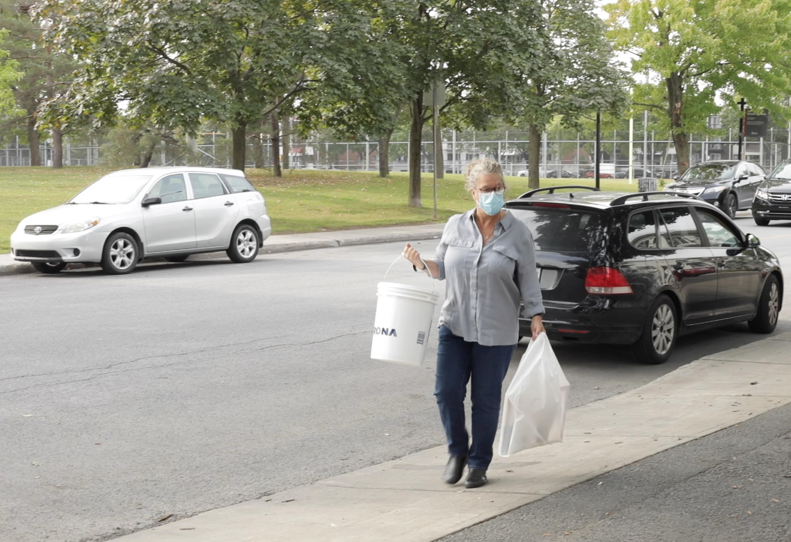 Elaine Denis delivering take-home kits to studio arts students.