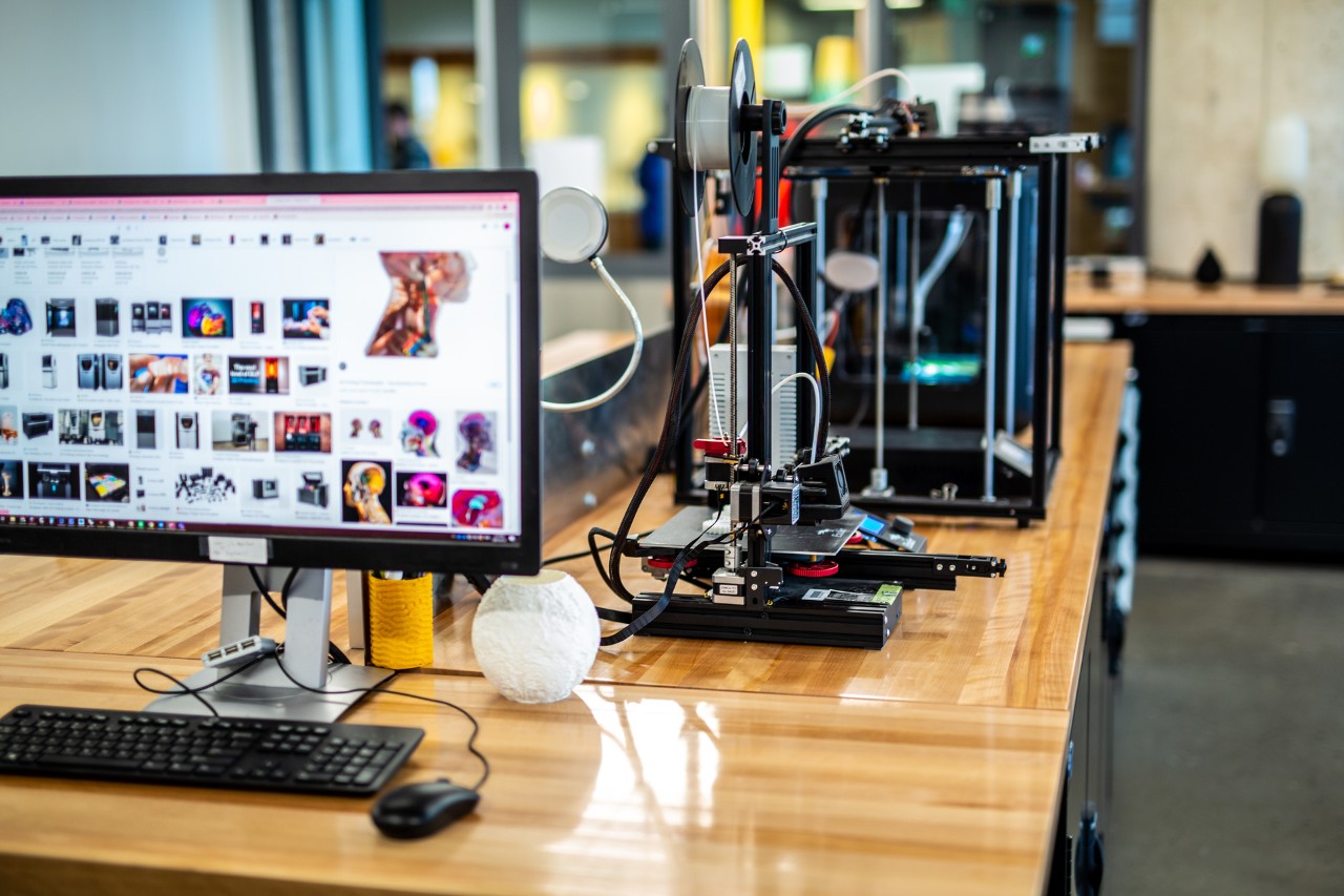 Image of a 3d printer and work space