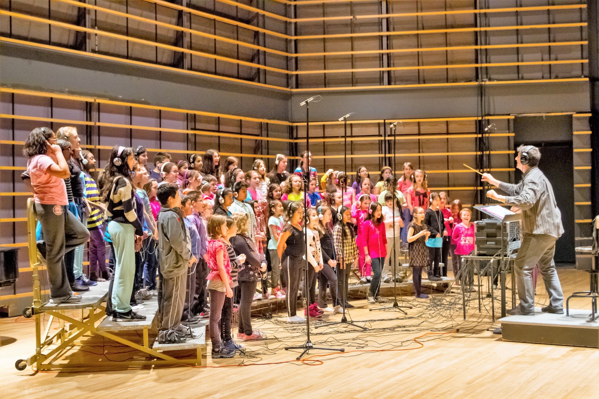 Dimitris Ilias conducts a childrens' choir