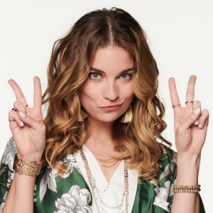 Annie Murphy flashes two peace signs