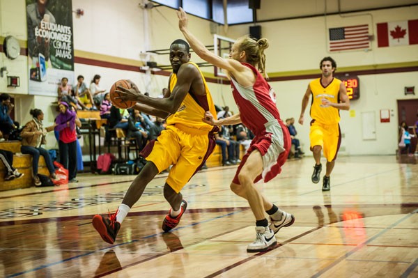 Men’s Stingers alumni in action.