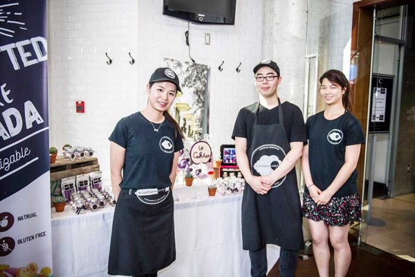 Lin Geng (centre) with May He (left) and an employee