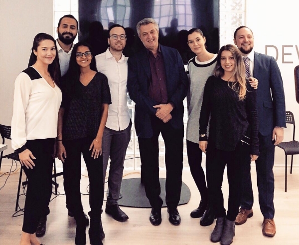 Filippo Grandi (centre), United Nations High Commissioner for Refugees, poses with Concordia Refugee Centre staff and volunteers 