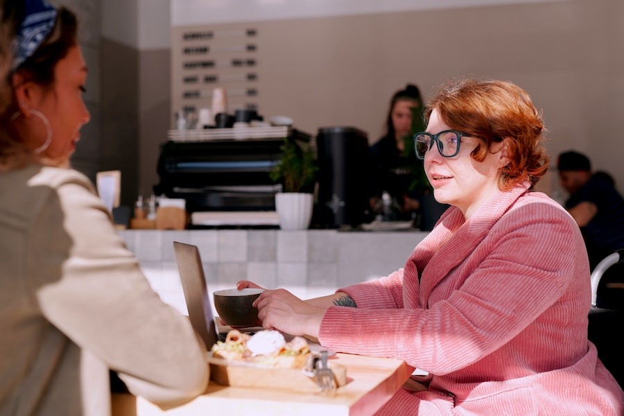 Women talk in a Coffee Shop