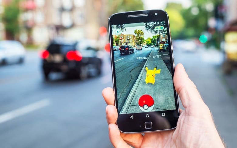 Pikachu Pokémon hunting on the street (https://cxocard.com/what-is-augmented-reality-gaming/)