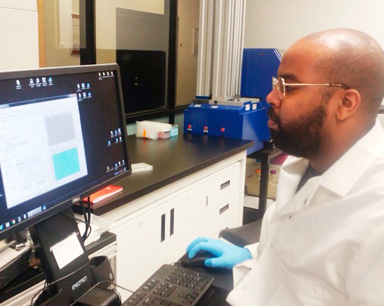 Un étudiant à la maîtrise mène une recherche sur la conversion des acides gras en biocarburants