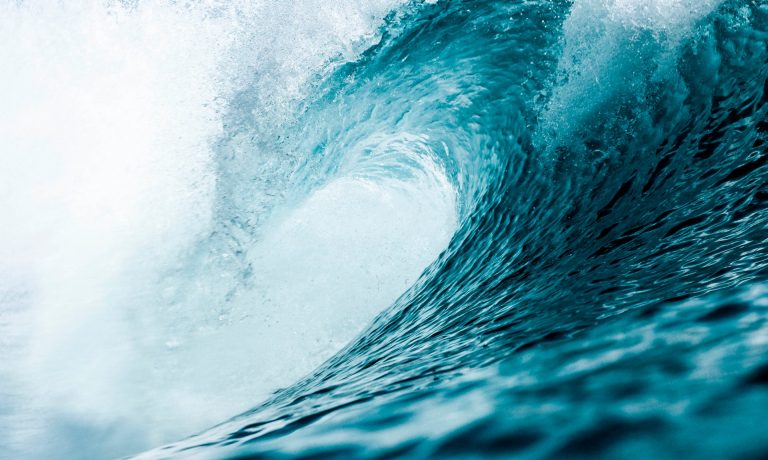 Fait inattendu, les recherches du Pr Vatistas indiquent que des groupes de vagues solitaires se déplacent en harmonie. | Photo par Jeremy Bishop, Unsplash