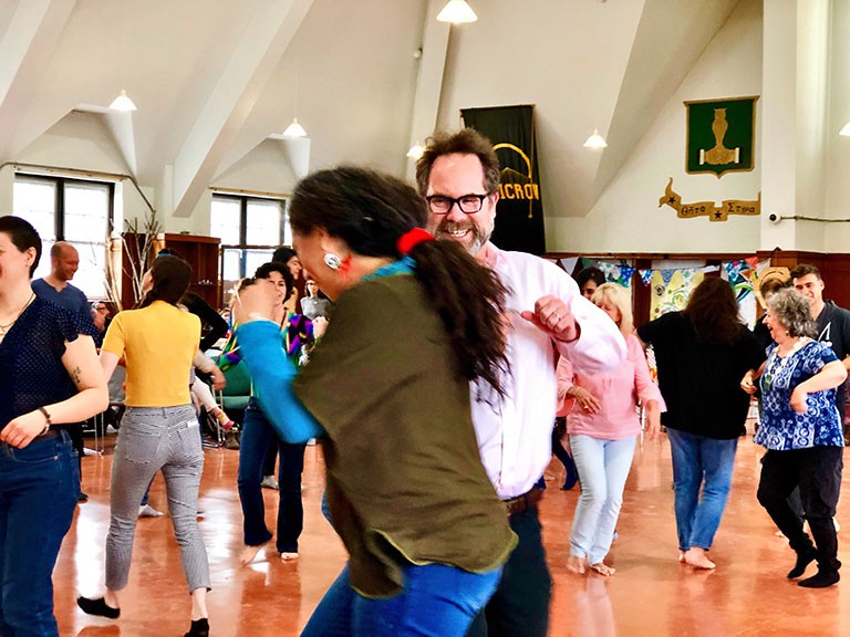 Le directeur de la vie étudiante Andrew Woodall participe à une activité axée sur les mouvements et dirigée par Deby Maia de Lima. Photo : Rachel Chainey