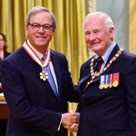 L. Jacques Ménard, ici avec le gouverneur général David Johnston, a été promu au rang de compagnon de l’Ordre du Canada en 2006.