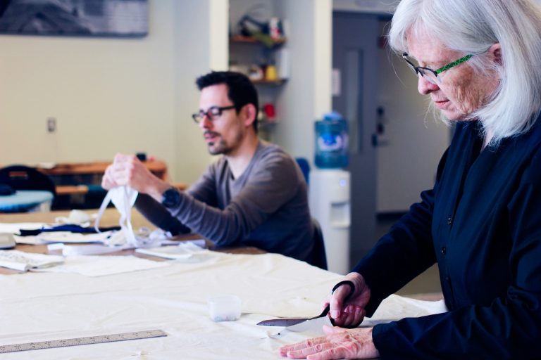 « On doit compter 30 minutes pour produire un masque. Chacun est fabriqué à la main avec soin et dévouement par une personne bénévole », souligne Barbara Layne.