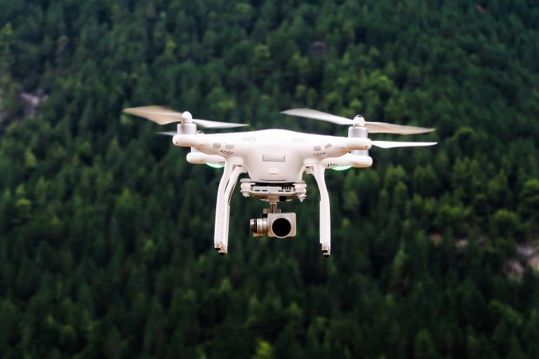 Youmin Zhang : « Nous voulons utiliser les drones pour fournir des solutions dans un environnement dangereux pour les humains. » | Photo: Jason Blackeye, Unsplash
