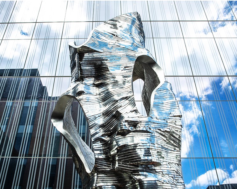 Une nouvelle sculpture inaugure le Carrefour des sciences appliquées de Concordia