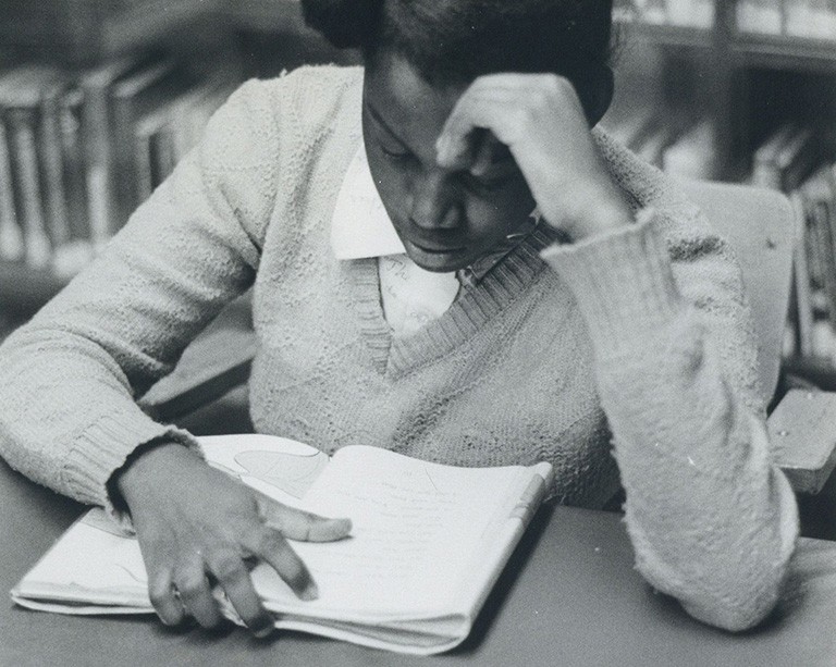 Une classe du 1er cycle de Concordia plonge dans les archives du Centre communautaire des Noirs de Montréal