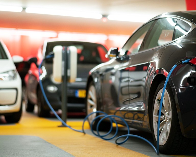 La recharge simultanée de milliers de véhicules électriques représentera un défi de taille pour les villes, souligne un chercheur de l’Université Concordia