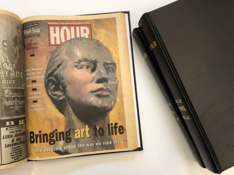 Livre noir à couverture rigide ouvert sur une page de garde d'une couverture d'un vieil hebdomadaire d'actualités avec une sculpture de tête et le titre "Bringing art to life".
