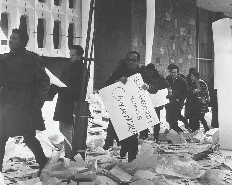 Un nouveau livre examine la puissance galvanisante de la photographie dans le 20e siècle tumultueux de Montréal