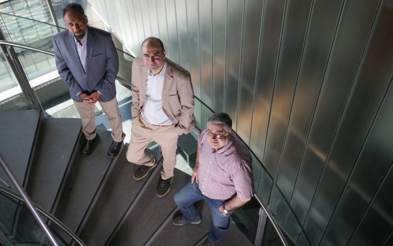 Muthukumaran Packirisamy, Mohsen Habibi et Shervin Foroughi dans un escalier