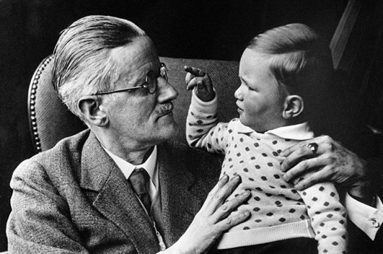 Une photo de James Joyce tenant un petit enfant.
