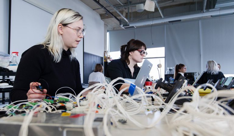 La date limite de présentation d’une candidature au Programme d’entrepreneuriat scientifique de V1 Studio en vue de la cohorte de l’automne 2022 est le 3 juillet. | Photo : Eric-Tschaeppeler