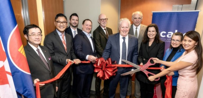 Photo de groupe de l'ouverture du nouveau bureau canadien du CABC