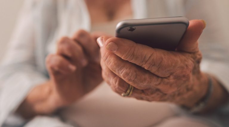 Close up d'une femme âgée utilisant un smartphone