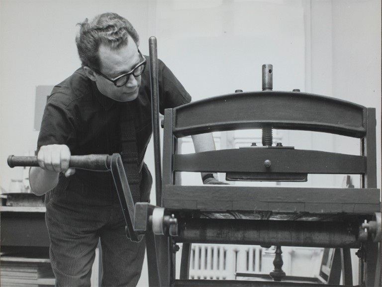 Image en noir et blanc d'un homme utilisant une presse lithographique