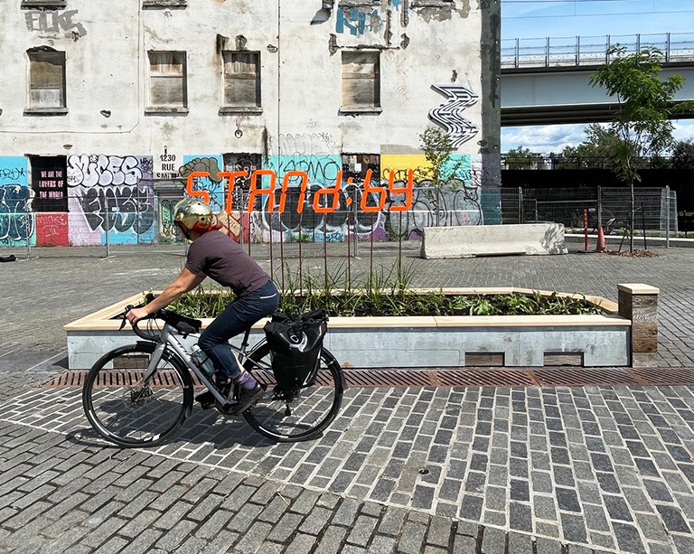 Une cohorte interuniversitaire de 19 étudiantes et étudiants installe quatre œuvres d’art éphémères à la place des Aiguilleurs de Griffintown