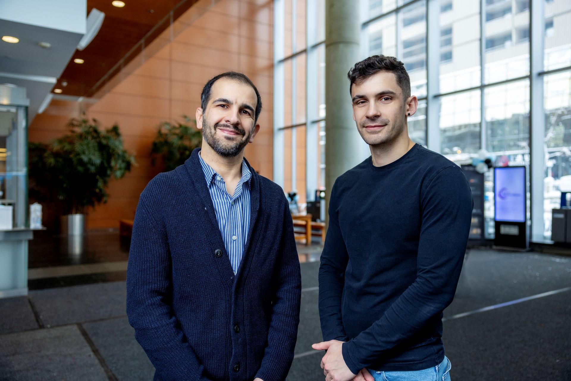 Mohsen Farhadloo (à gauche) et James Peters dans le hall d'entrée de l'École de gestion John-Molson de Concordia.