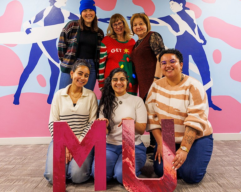 Des étudiantes de la Faculté des beaux-arts de l’Université Concordia réalisent une murale célébrant la justice et l’égalité en collaboration avec un centre de femmes