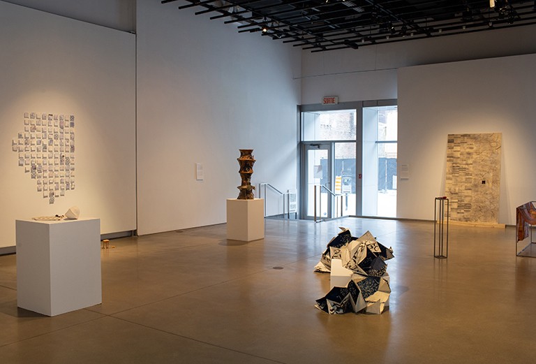 Vue de l’exposition dans l'espace principal de la galerie. Artistes de gauche à droite : Jorge Bernardo Lopera Doncel, Clara-Jane Rioux Fiset, Cassi Camille, Levana Katz, Catherine Desroches et Lucy Gill. | Photo : Josh Jensen Vue d'un espace de galerie avec différentes œuvres d'art réparties à l'intérieur.