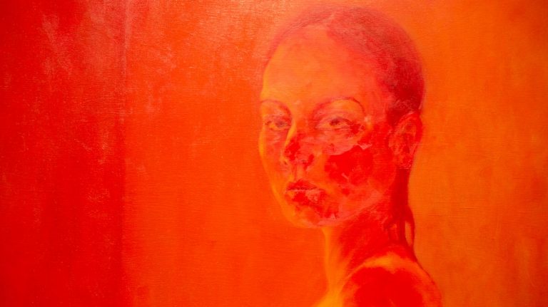 Peinture, toute en nuances de rouge, d'une jeune femme aux cheveux longs et mouillés, sans sourire et regardant directement le spectateur.