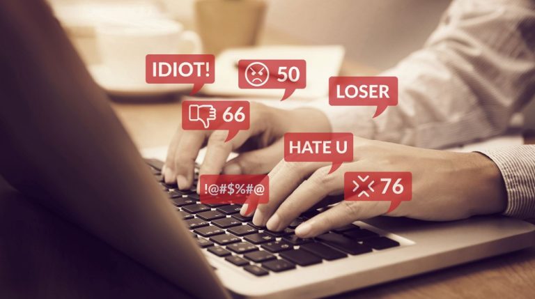 Un graphique représentant un ordinateur portable et des propos haineux illustre la toxicité en ligne.