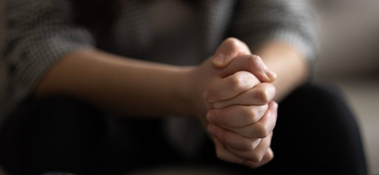 Les mains jointes d'une jeune femme