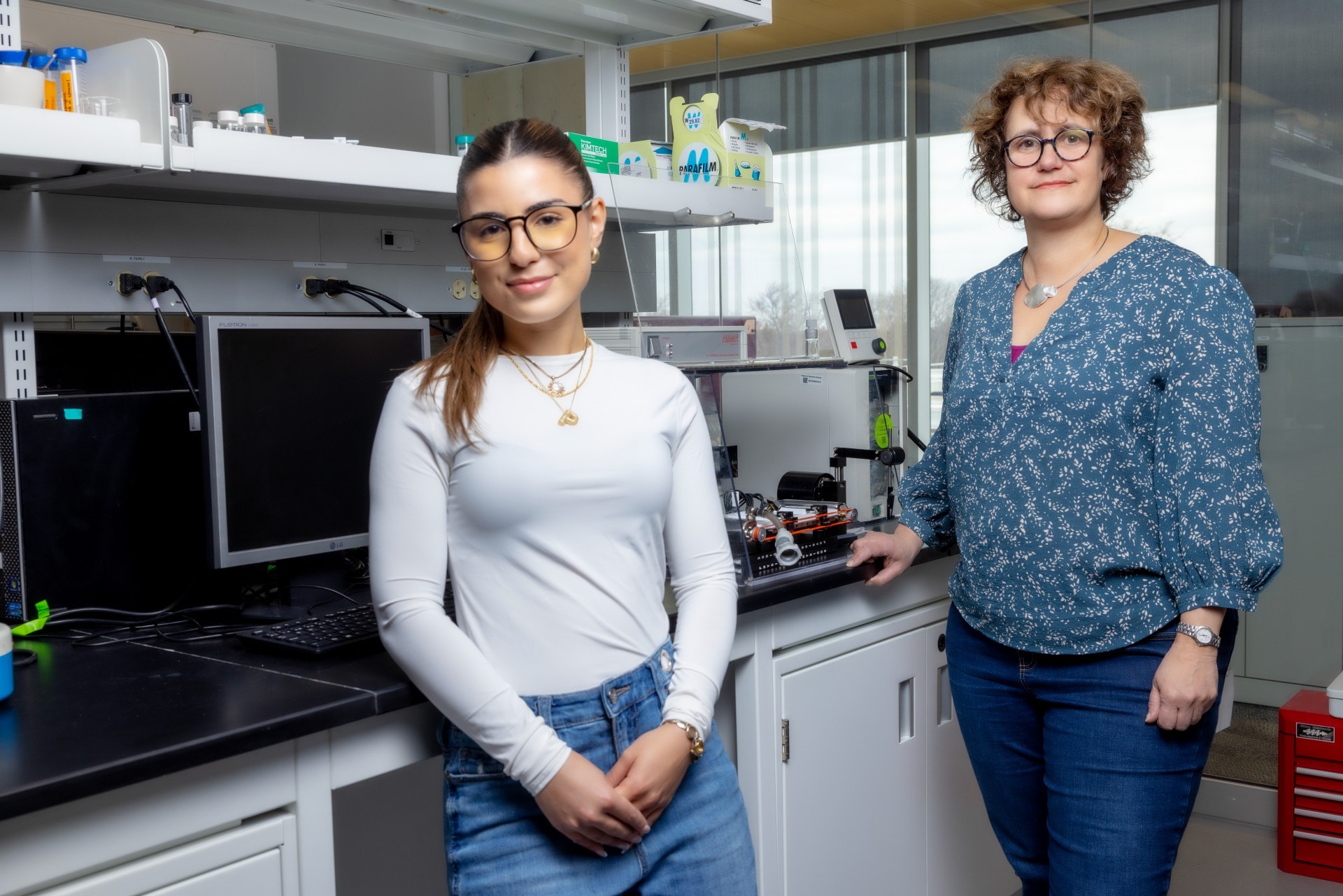 Panagiota Taktikakis (à gauche) et Christine DeWolf dans un laboratoire