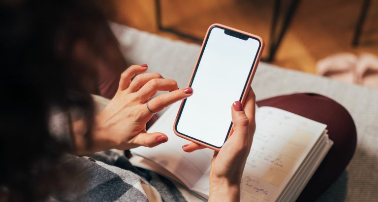 Une femme consulte son iPhone