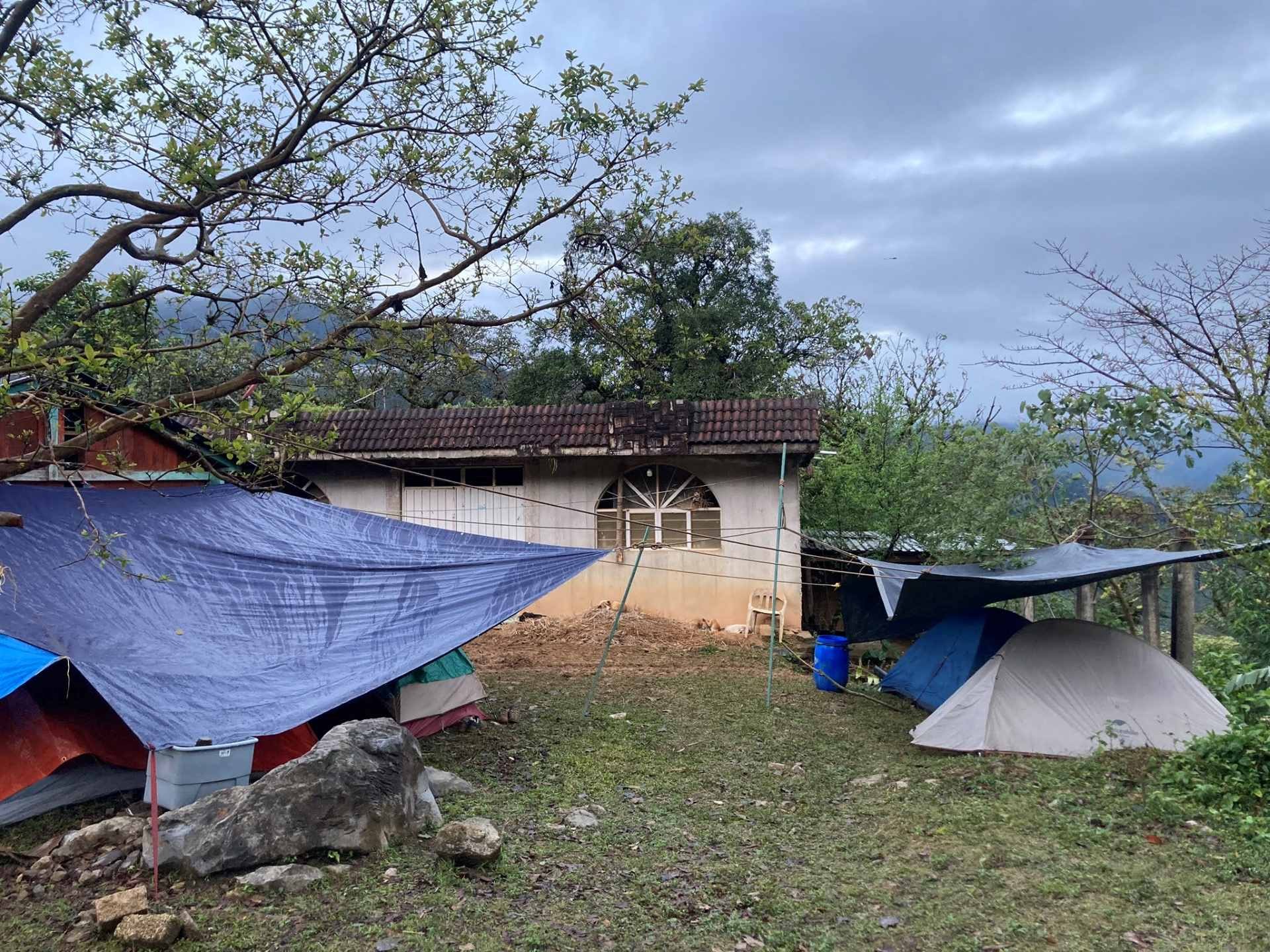 Base camp Tentes et bâches et une vieille cabane sous un ciel nuageux au Mexique
