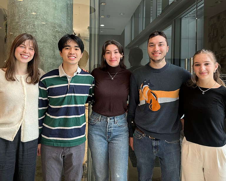 Des étudiantes et étudiants en génie de Concordia collaborent avec la Galerie FOFA pour éliminer la signalétique d’exposition en vinyle
