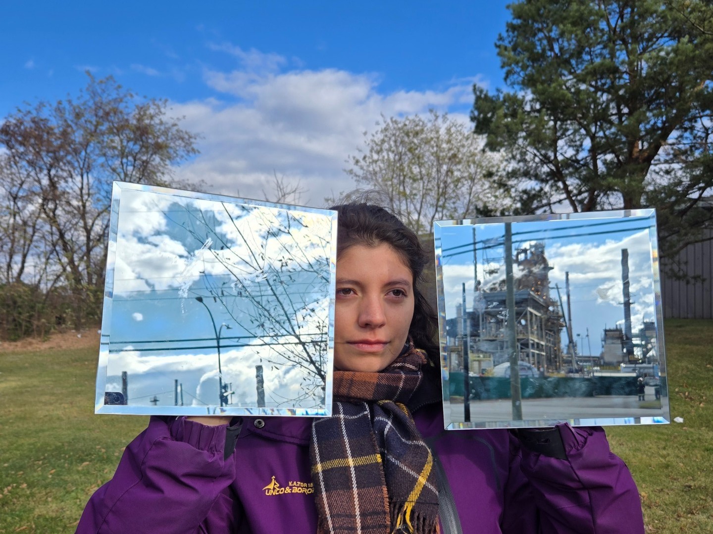Sabina Gámez A woman holds up two mirrors
