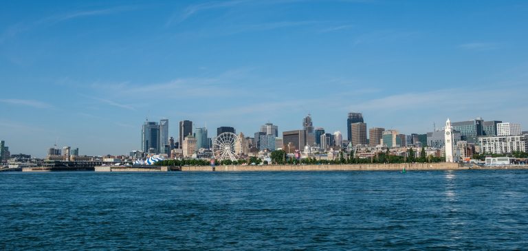 Un paysage urbain vu de l'autre côté d'une étendue d'eau