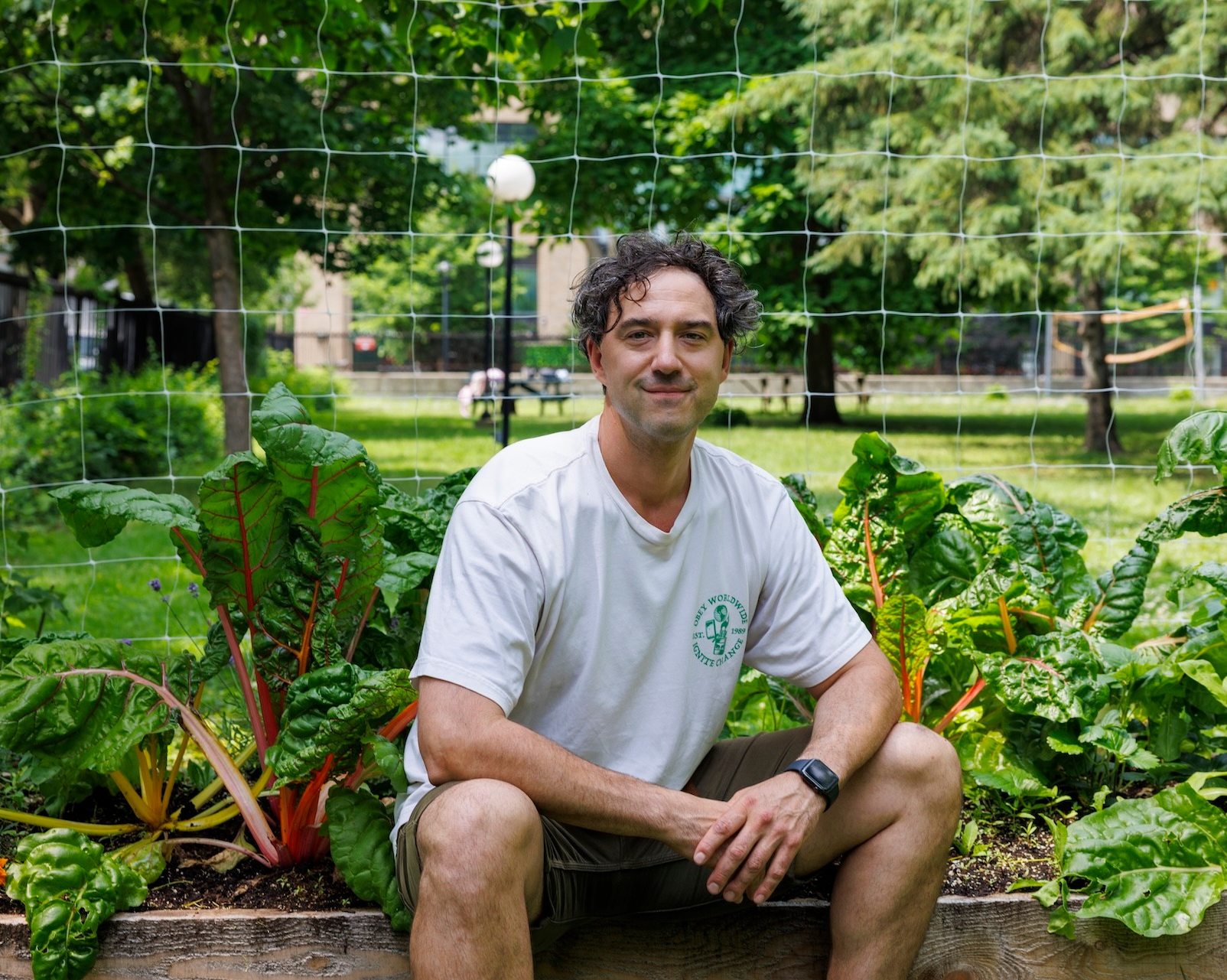 Le professeur Mitchell McLarnon cherche à « bâtir une communauté autour d’un jardin »