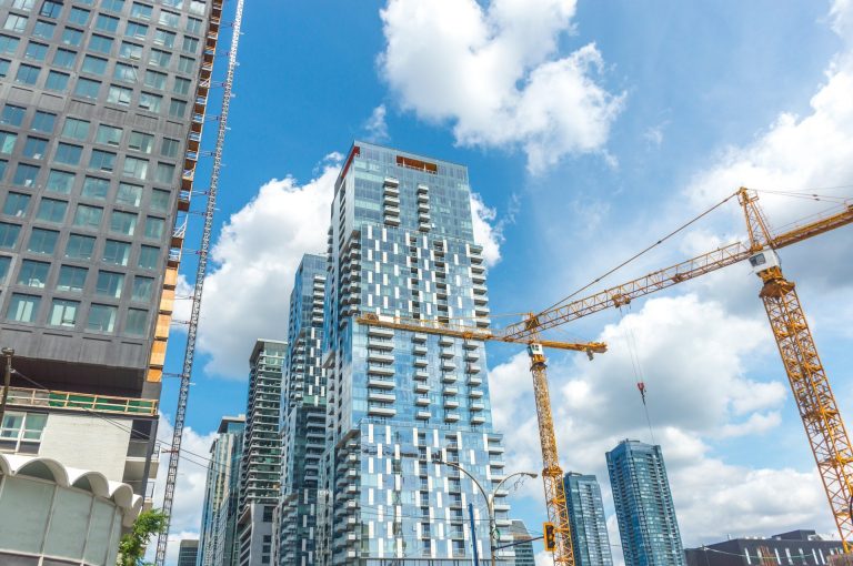 Un complexe d'appartements en briques.