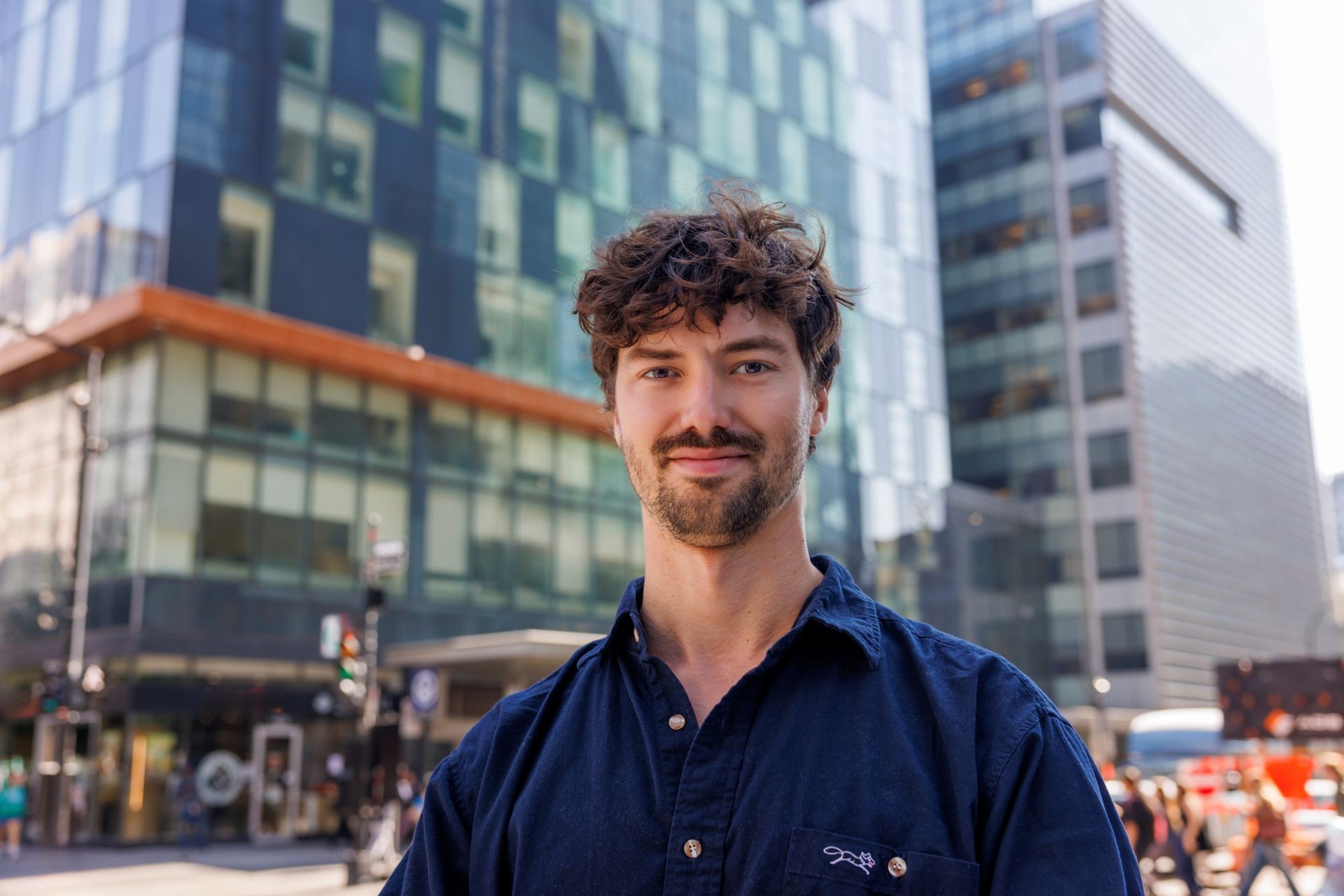 Un homme en chemise bleue devant l'université Concordia