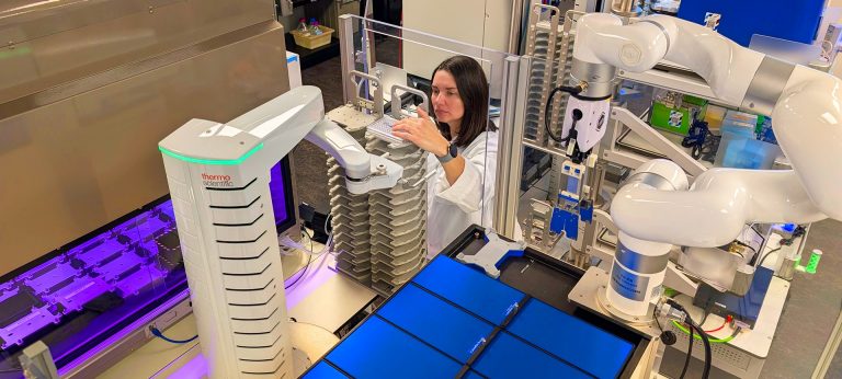 Femme dans un laboratoire universitaire de génomique