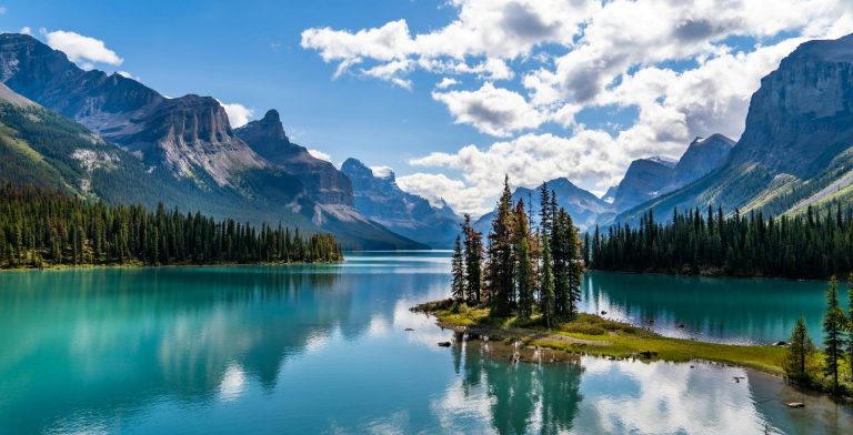 Un lac dans les Rocheuses