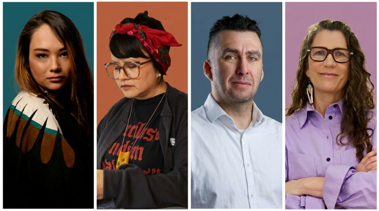 Quatre portraits d'artistes différents, côte à côte, sur fond uni : une jeune femme aux longs cheveux noirs portant un châle à motifs, une personne portant des lunettes et un foulard rouge travaillant à une table, un homme en chemise blanche de face et une femme à lunettes en chemise violette, les bras croisés.