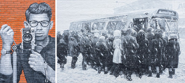 À gauche, un tableau représentant un homme prenant une photo ; à droite, sa photo de personnes montant dans un bus par une journée d'hiver enneigée.