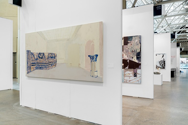 Des tableaux accrochés aux murs d'une galerie d'art
